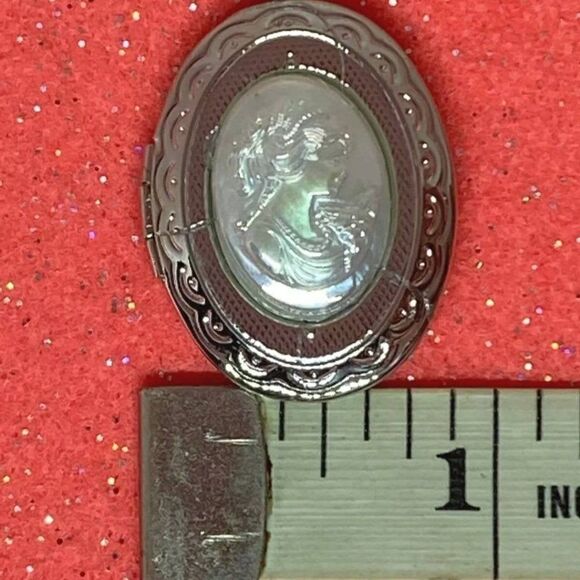 Pearl Victorian Lady Cameo Silver Locket Necklace - Picture 3 of 9